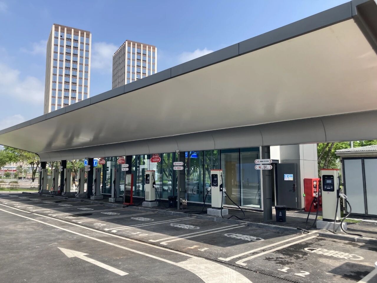 @重庆车主，今年超充站将达2300座以上，充电更方便